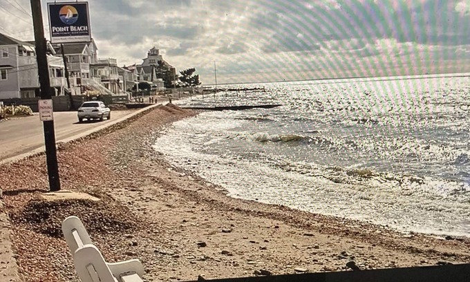 Milford Cabaña | Pristine Charming beach cottage walk to beach with sunset views