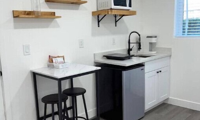 Sandy Casa | Pristine kitchenette + garage. Minutes to mountain tops