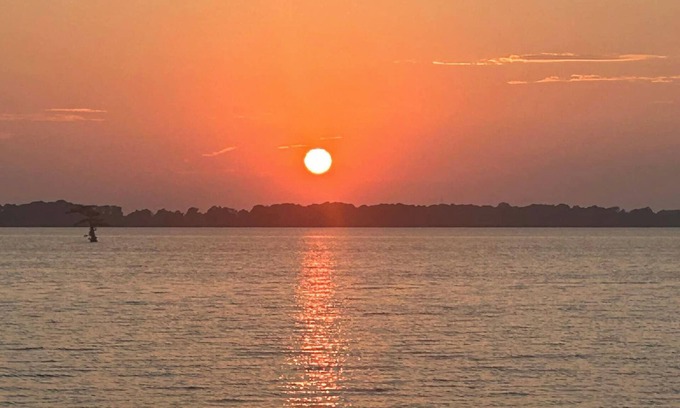 Samburg Casa | Pristine Lakefront Home has lots of space and amazing views.