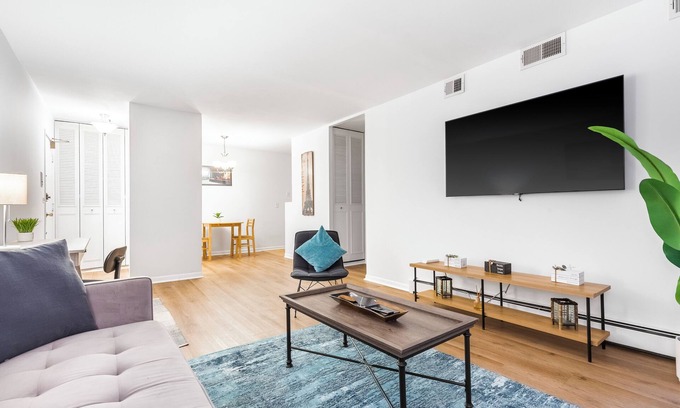 Lake View East Apartamento | Pristine Lakeview l Boystown l Wrigley Haven l Beach