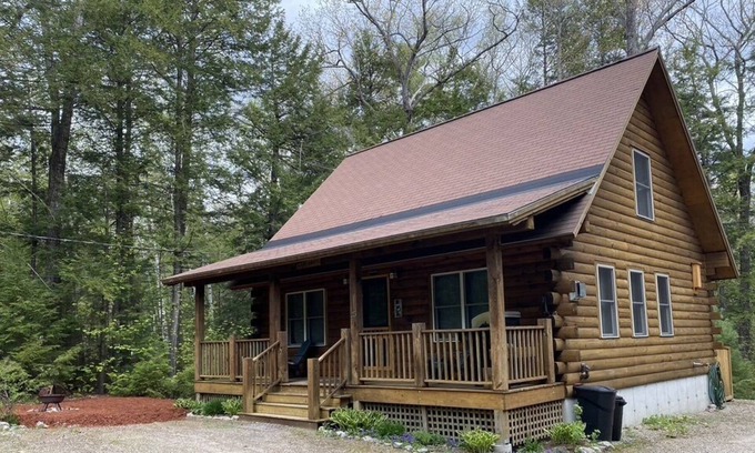 Bridgton Casa | Pristine Log Cabin in Moose Pond Association LAKE, POOL, KAYAK, CANOE, 1 dog OK!