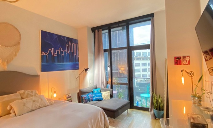 Hunters Point Apartamento | Pristine mini loft in luxury building in LIC