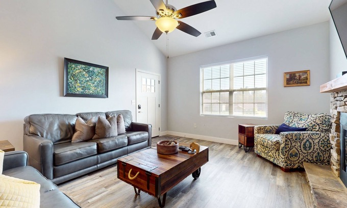 Townsend Condominio | Pristine & Peaceful Condo w/ Free Attraction TIckets & Shared Pool