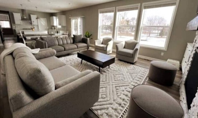 Navarre Casa | Pristine Spacious Home & Private Attached Suite