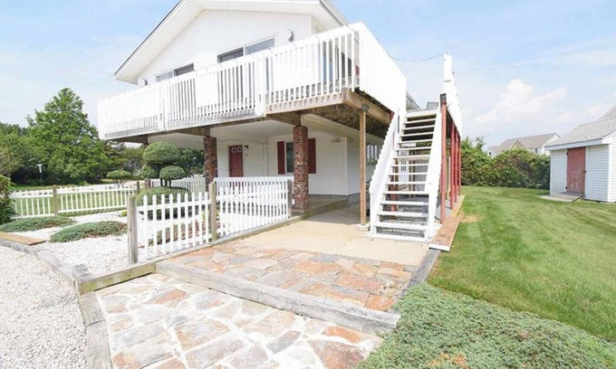 Eastward Look Casa | Pristine Summer Rental! / Walk to Beach