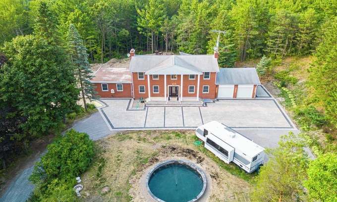 Uxbridge Cabaña | Privacy Magical Forest Cottage 30+ Party Room, Disco KTV