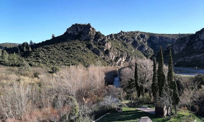 Villeseque-des-Corbieres Apartamento | Private River Swimming with stunning views and hot tub
