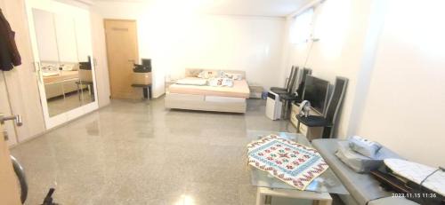 Ehningen Casa | Privat Zimmer inkl eigenem Bad WC TV kostenlosem WiFi auf einer Etage Waschmaschine Trockner gegen Entgelt Nutzbar Bertrandt IBM 4 Minuten Mercedes 8 Minuten Universität Stuttgart 16 Minuten Universität Tübingen 28 Minuten Ein Lidl 140 Meter