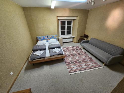 Old Town Casa | Privat Zimmer, WC in Altstadt Chur, Saturn