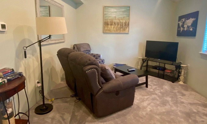 Medford Cabaña | Private 1 bedroom 1 bath furnished guest house centrally located in Medford.
