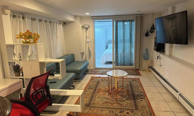Roslyn Apartamento | Exclusive Spacious 1 bedroom Suite with Dishwasher, Washer-Dryer