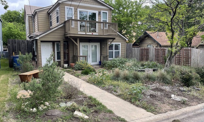 North Loop Casa | Private 1 BR 1 BA, Kitchen, Office, Washer & Dryer