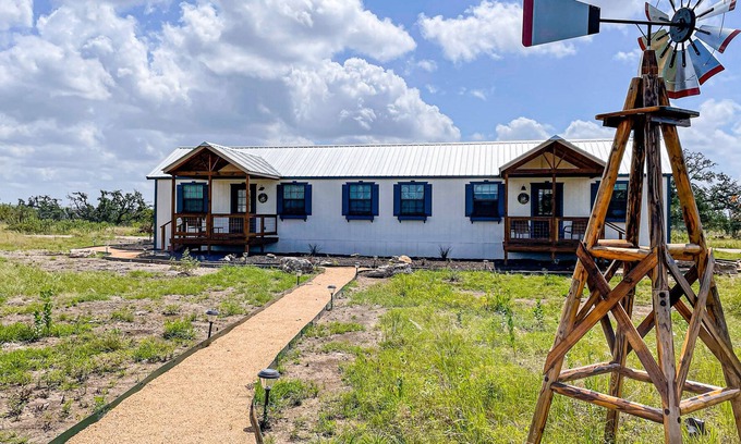 Fredericksburg Cabaña | Private, 10-acre property with firepit, patio/decks & high-speed WiFi