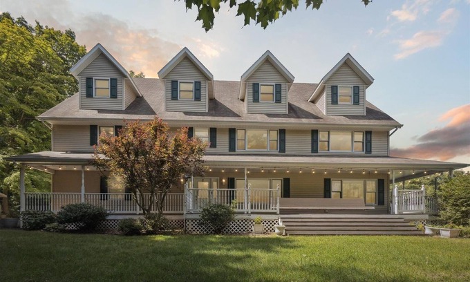 Saint Marys  Saint Joseph County Casa | Private 12 bedroom home with pool and pickleball!