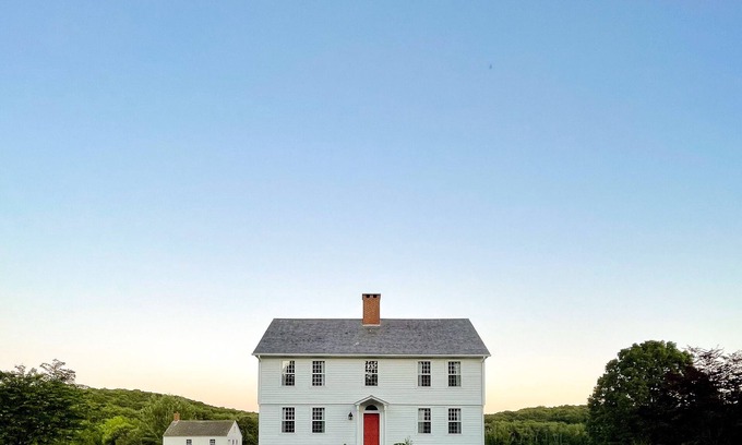 Bozrah Otro | Private 1790s Farmhouse Close to the Shoreline and Casinos