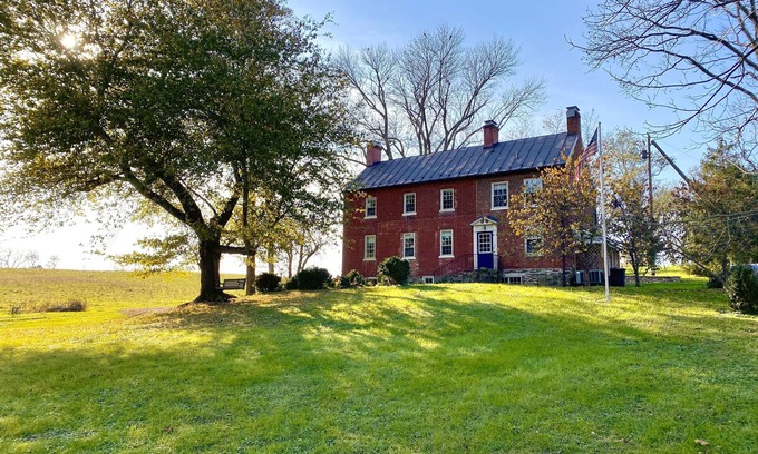 Hamilton Otro | Private 18th Century Farmhouse in Virginia Wine Country with Hot Tub