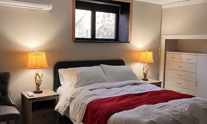Brush Park Apartamento | Private 1BR Apt, Two blocks from all arenas. Event parking included