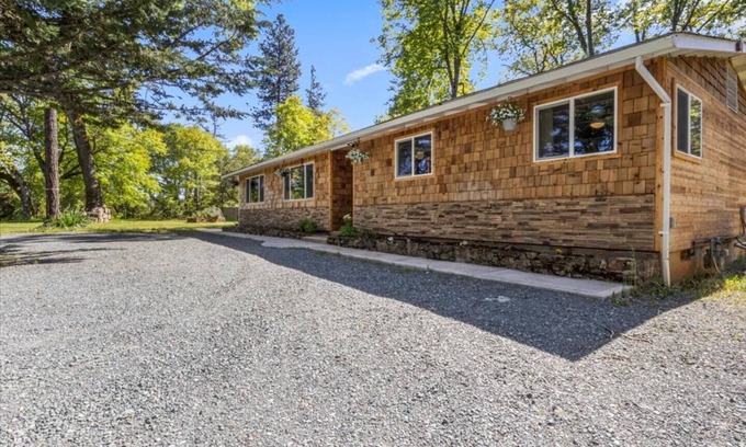 Grants Pass Casa | Private 2-Acre Country Escape + Spa | 3BR Near Town