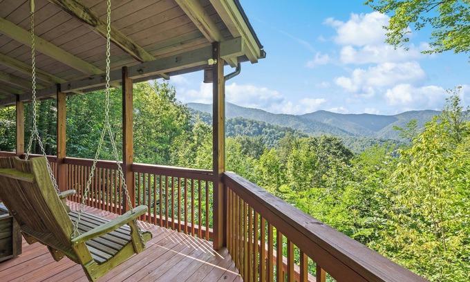 Cranberry Falls Cabina | Private 2 Bd 2 Ba Cabin Views, Hot Tub, Near Parkway, King Master