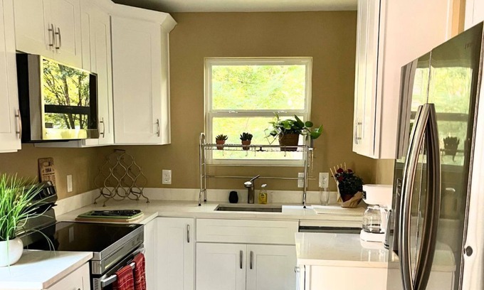 Oakhurst Casa | Private 2 Bed and 2 Bath ADU House with Garage!