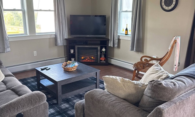 Newport Center Apartamento | Private 2-bedroom garage apartment in Newport Center, Vermont.