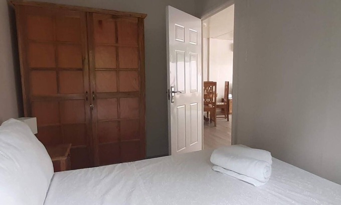 Looc Casa | Private 2 bedroom house with garden, free wifi