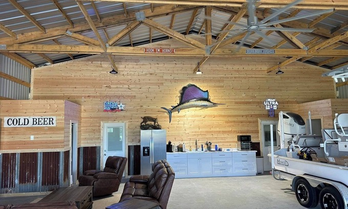 Port O Connor Casa | Private 2 Bedroom Barndominium with Plenty of Parking & Dog Friendly
