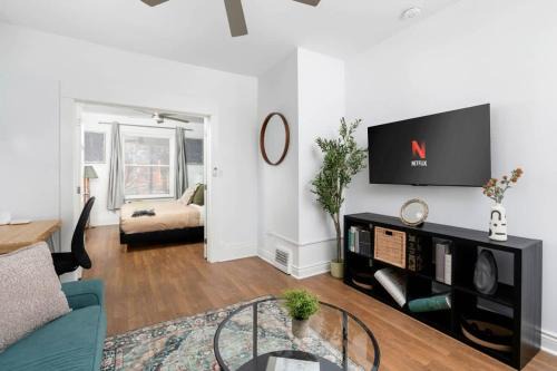Brockton Village Casa | Private 2 Storey Home with 3BR-2BA by Queen West