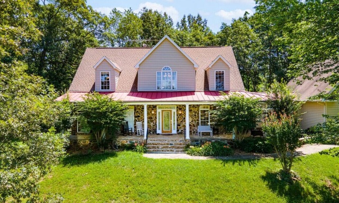 Catalpa Casa | Chestnut Farm | Majestic Views | Goat Petting