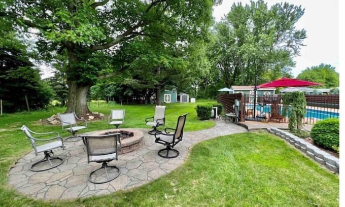 Oswego Casa | Private 2400 sq ft house. Hot Tub, Pool, Bar