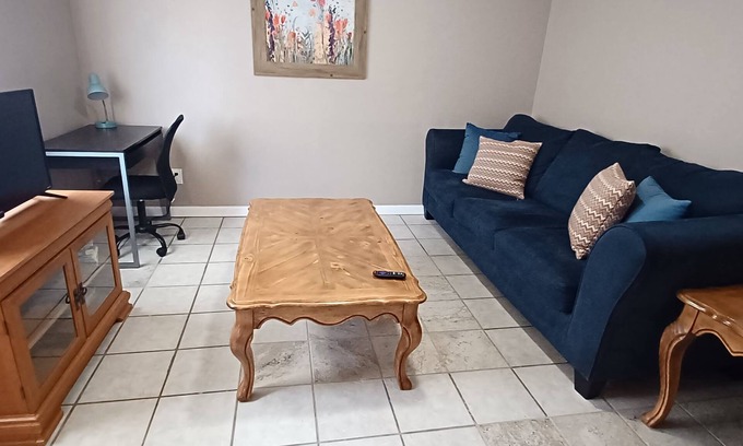 Albuquerque Apartamento | Remodeled 2br apt with AC,washer, Wifi, near UNM,hospitals,CNM,airport,I-25