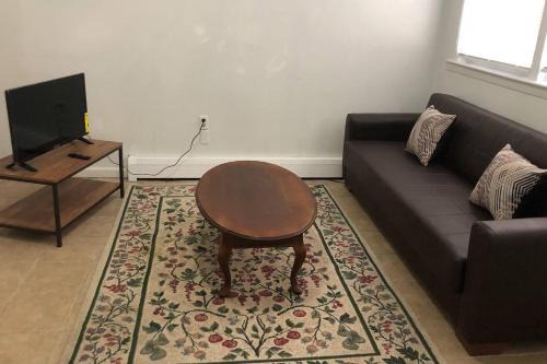 Perth Amboy Casa | Private 3 bedroom and 1 bathroom house with direct NYC Manhattan train a 15 minute walk away