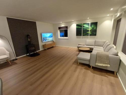 Leknes Casa | Private 4 bedroom getaway in Lofoten