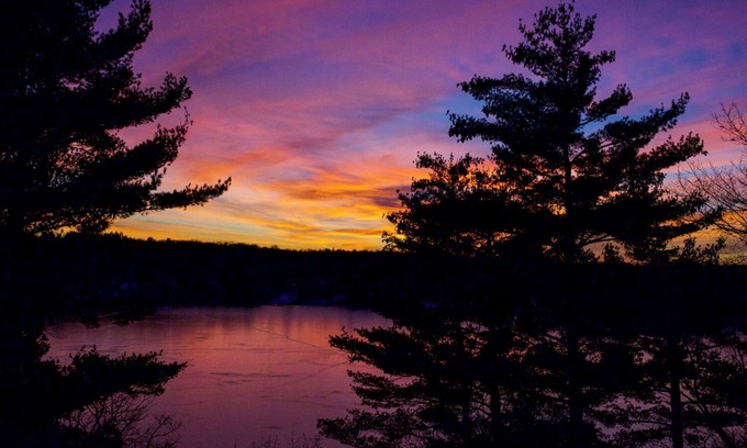 Turtle Lake Cabina | Private 4000 SF Lakefront Home w/Fireplaces, Game Room, Fiber Internet, Deck
