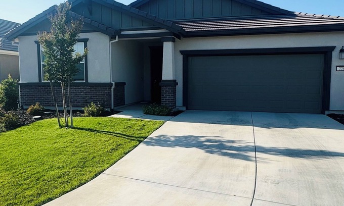 Lincoln Casa | 4-bedroom house in charming Lincoln with Hot Tub, bbq, indoor/outdoor living