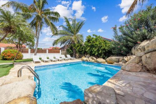 Santa Cruz Casa | Private 5br Pool Villa Modern Aruba Style