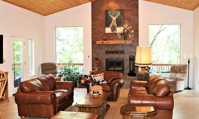 Glencoe Casa | Private 6 Bedroom 5,000 Sq. Ft. Executive Home, Sleeps 20, Pets OK