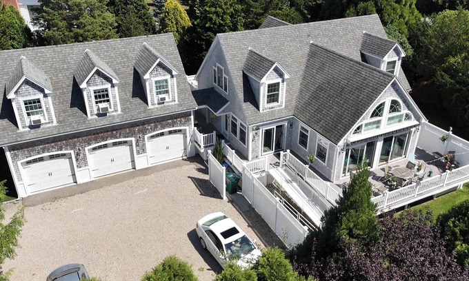 Jamestown Casa | Private 6-Bedroom – Walk to Beach