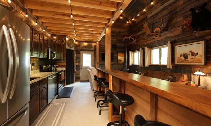 Campton Apartamento | Experience the serene beauty of Campton, KY in the cozy 2-bedroom, 1-bathroom Wolf Pen cabin