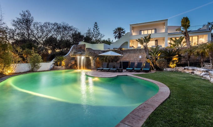 Funchal Villa | Privada propiedad de 5 dormitorios con 3 increíbles piscinas y magníficas vistas de la costa