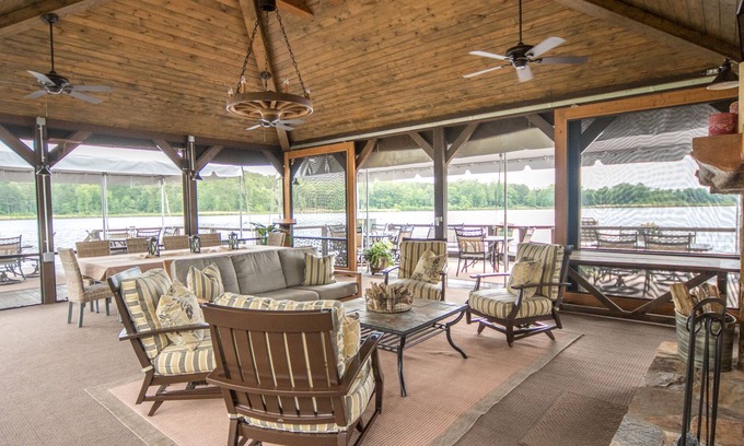 Rupert Casa | Private 70 Acre Lake & Farm, 2 Homes, Lakefront Dock House, Carpas Glamping