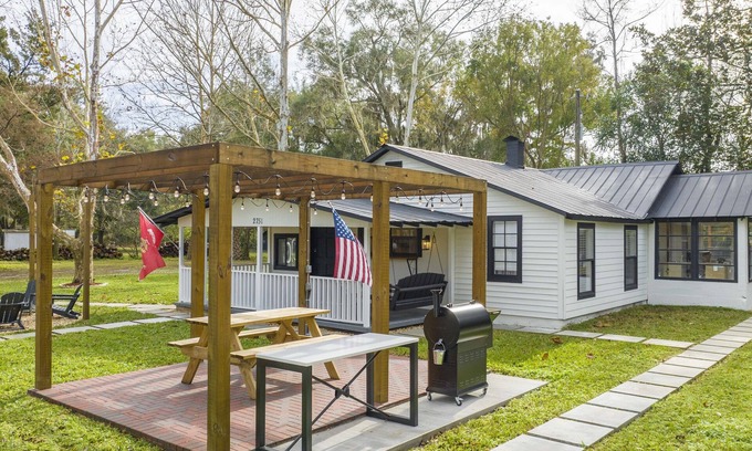 Ocala Otro | Private 8-Acre Ranch with Outdoor Dine in/Barbecue