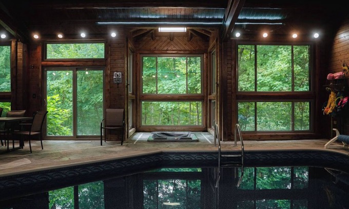 Rushville Cabina | ¡Ohio en el otoño es siempre hermoso! Días laborables disponibles. Piscina cubierta climatizada.