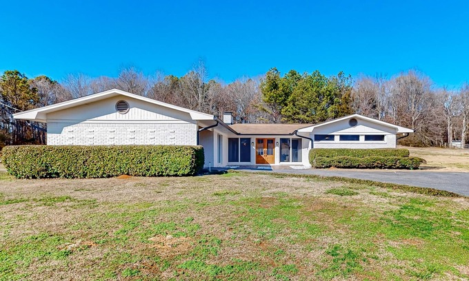 Calhoun Casa | Private acreage with mountain views, alfresco dining, & grill - near Webb Lake