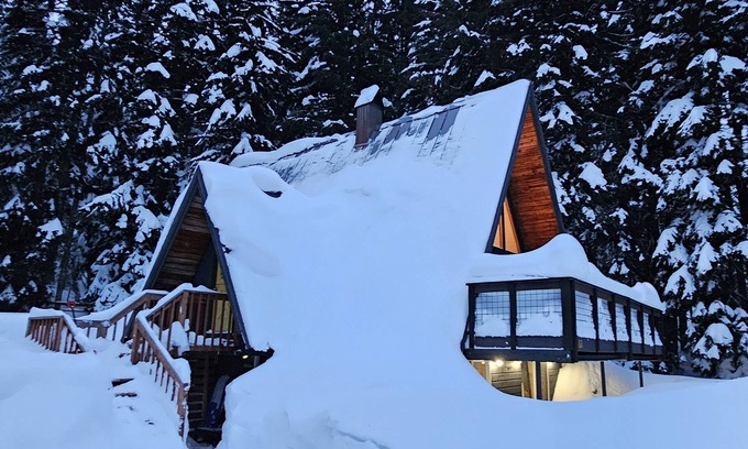 Hyak Cabina | Private, alpine modern A-frame near lake & lifts with firepit & wood stove