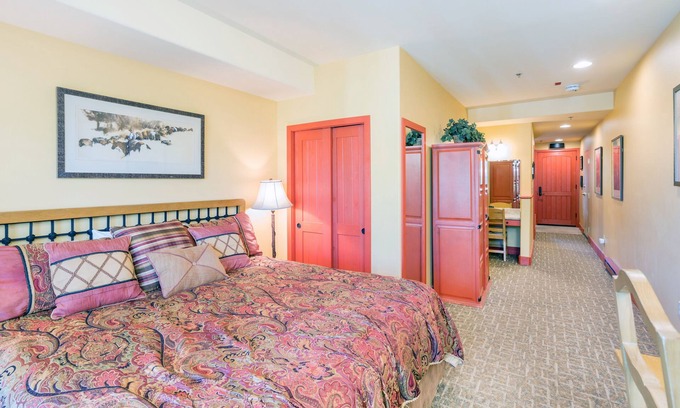 Mountain Village Hotel | Habitación de cierre económico con cama tamaño king, comodidades