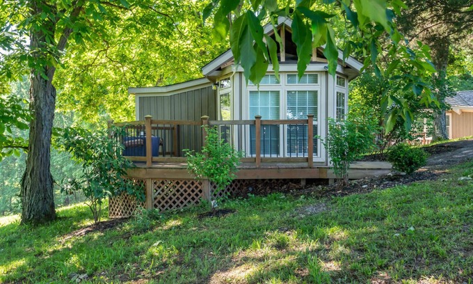 Paoli Cabaña | Private and Cozy Cottage with Spectacular Hilltop Views - Seasonal Pool &Hot tub