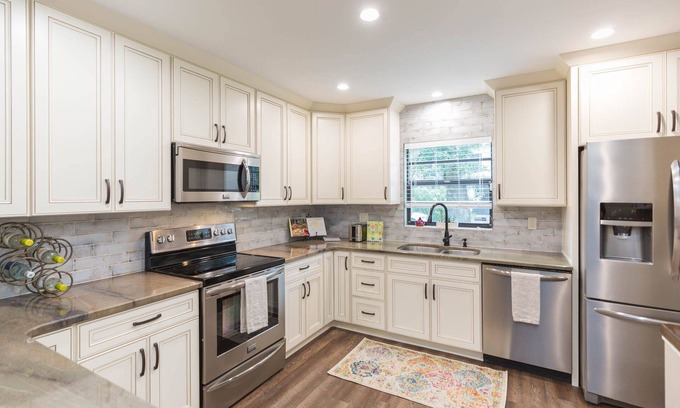 Hyde Park Casa | Private and Cozy w/hot tub, only a few blocks from Hyde Park Village