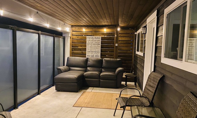 Delta Casa | Private and modern 2 bedrooms in sunny Tsawwassen