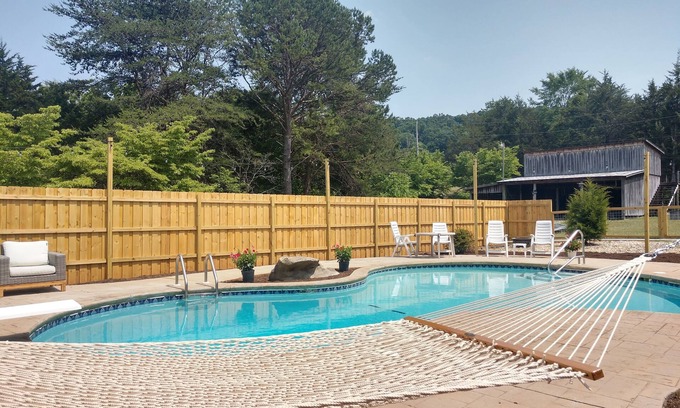 Kodak Cabina | Private and peaceful cabin in convenient location with seasonal outdoor pool